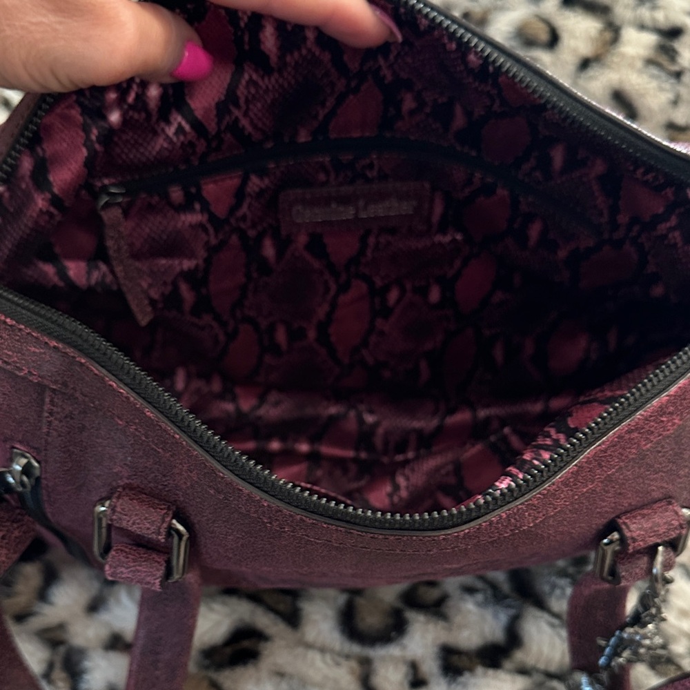 Harley-Davidson Burgundy Shoulder Bag with Skull Embossing - Picture 4 of 12